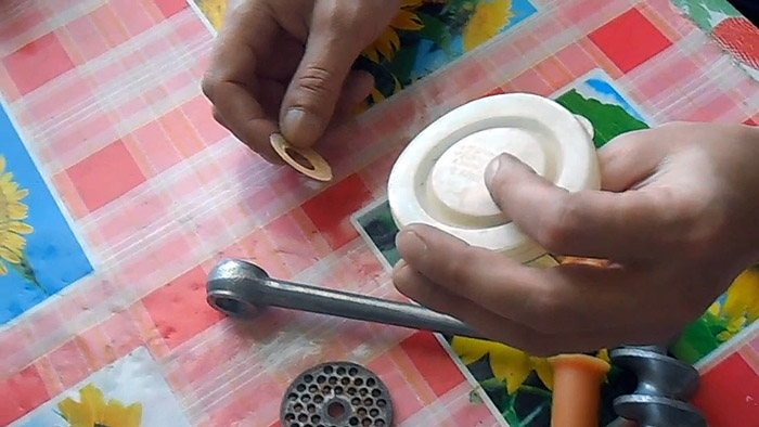Почему ручная мясорубка «жует» мясо, даже если ножи острые? Решаем проблему за 15 минут Почему ручная мясорубка «жует» мясо, даже если ножи острые? Решаем проблему за 15 минут мясорубку, диаметр, которой, очень, втулку, тудасюда, гайку, дергаем, ручку, этого, шайбы, Надеваем, прокладку, нужноПотом, обладатели, ставим, обратно, вырезал, втулкуВидно, прибавилась