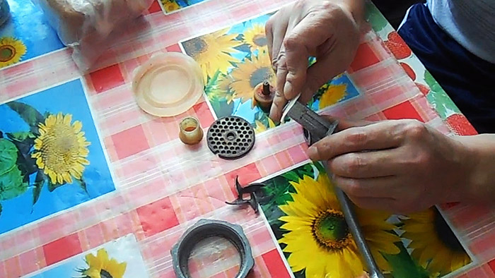 Почему ручная мясорубка «жует» мясо, даже если ножи острые? Решаем проблему за 15 минут Почему ручная мясорубка «жует» мясо, даже если ножи острые? Решаем проблему за 15 минут мясорубку, диаметр, которой, очень, втулку, тудасюда, гайку, дергаем, ручку, этого, шайбы, Надеваем, прокладку, нужноПотом, обладатели, ставим, обратно, вырезал, втулкуВидно, прибавилась