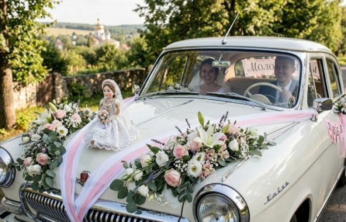 Кукла на свадебной машине: не декор, а оберег