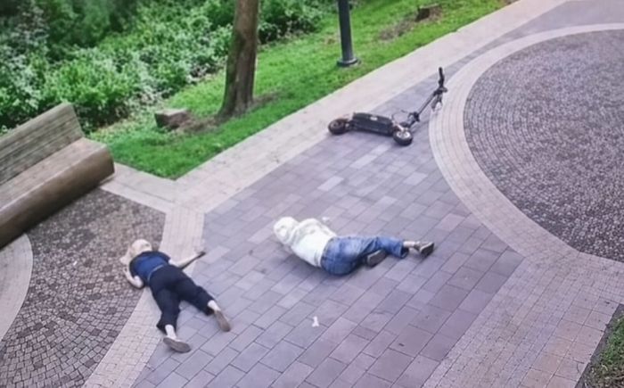 Неудачный заезд: две школьницы попали в больницу после поездки на самокате