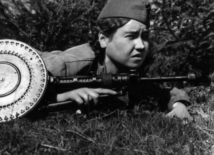 Одна девушка, три пулемёта и 72 раны: как Маншук Маметова в одиночку держала высоту