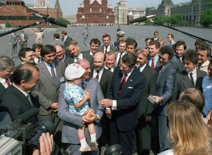 картинка a818064a80 dva mira odnoj jelity kak foto gorbacheva v nicce objasnjaet vsju gorbachevschinu 5