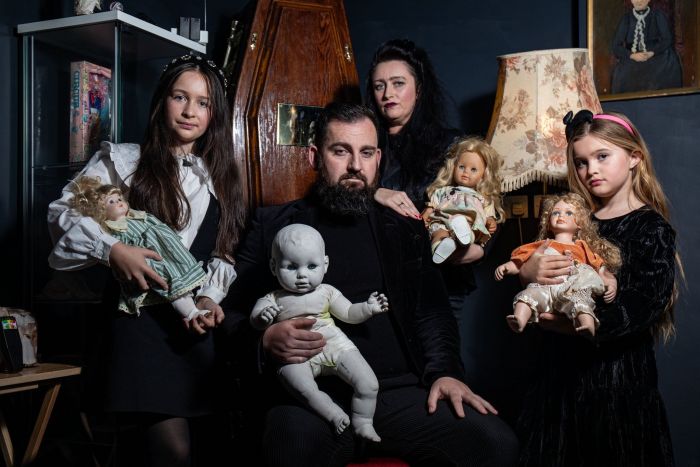 картинка c31d38084e nastojaschie addamsy britanskaja semja kotoraja delit dom s prokljatymi veschami 3